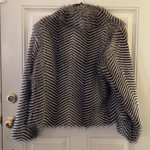 Luxe Rachel Zoe Faux Fur Toggle Coat/Black&White Chevron/M/NEW/NEVER WORN! - Picture 2 of 6